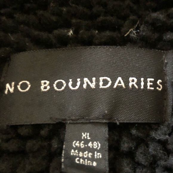 No boundaries fleece Shacket with side pockets front snap closure - Picture 2 of 2